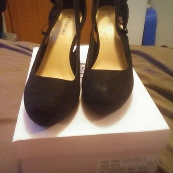 Black Pumps - Picture 4 of 4